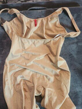 Spanx Woman's 1X Mid-Thigh Bodysuit NWOT